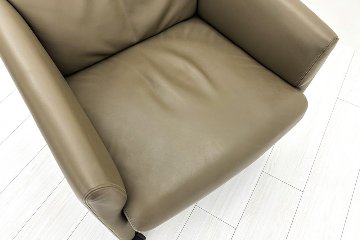 オカムラ 中古オフィス家具 NEWFORTY(ニューフォーティ)シリーズ 革張り 2019年製 中古 応接椅子 ミーティングチェア 【4脚セット】 多目的チェア ライトブラウンの画像