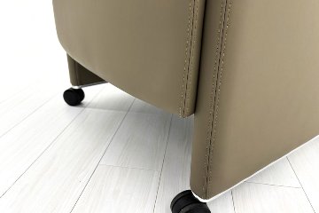 【4脚セット】 オカムラ 中古オフィス家具 NEWFORTY(ニューフォーティ)シリーズ 革張り 2019年製 中古 応接椅子 ミーティングチェア 多目的チェア ライトブラウンの画像