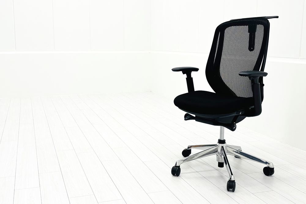 2024年製 オカムラ 中古チェア 【ポリッシュ脚ピカピカ磨き有！】シルフィーチェア ハイバックメッシュ 可動肘  Sylphy 中古オフィス家具 ブラックの画像