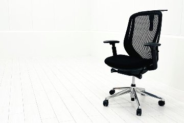 2024年製 オカムラ 中古チェア 【ポリッシュ脚ピカピカ磨き有！】シルフィーチェア ハイバックメッシュ 可動肘  Sylphy 中古オフィス家具 ブラックの画像