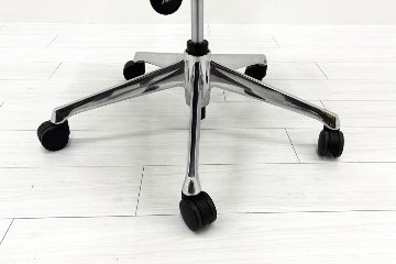 2024年製 オカムラ 中古チェア 【ポリッシュ脚ピカピカ磨き有！】シルフィーチェア ハイバックメッシュ 可動肘  Sylphy 中古オフィス家具 ブラックの画像