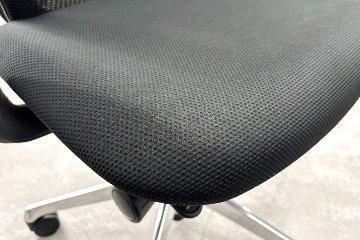 2024年製 オカムラ 中古チェア 【ポリッシュ脚ピカピカ磨き有！】シルフィーチェア ハイバックメッシュ 可動肘  Sylphy 中古オフィス家具 ブラックの画像