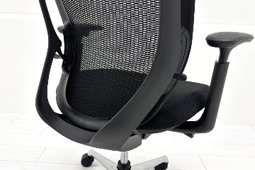 2024年製 オカムラ 中古チェア 【ポリッシュ脚ピカピカ磨き有！】シルフィーチェア ハイバックメッシュ 可動肘  Sylphy 中古オフィス家具 ブラックの画像
