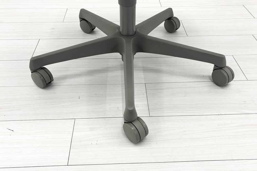 中古 オカムラ チェア sulato(スラート)シリーズ ハイバック 肘無 中古オフィス家具 ミディアムブルーの画像