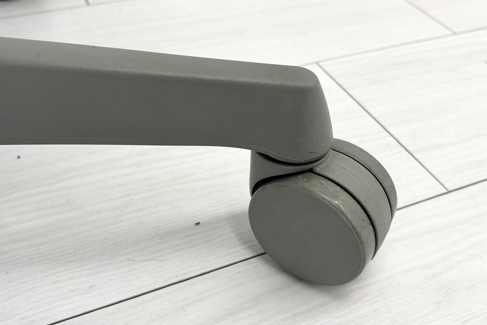 中古 オカムラ チェア sulato(スラート)シリーズ ハイバック 肘無 中古オフィス家具 ミディアムブルーの画像