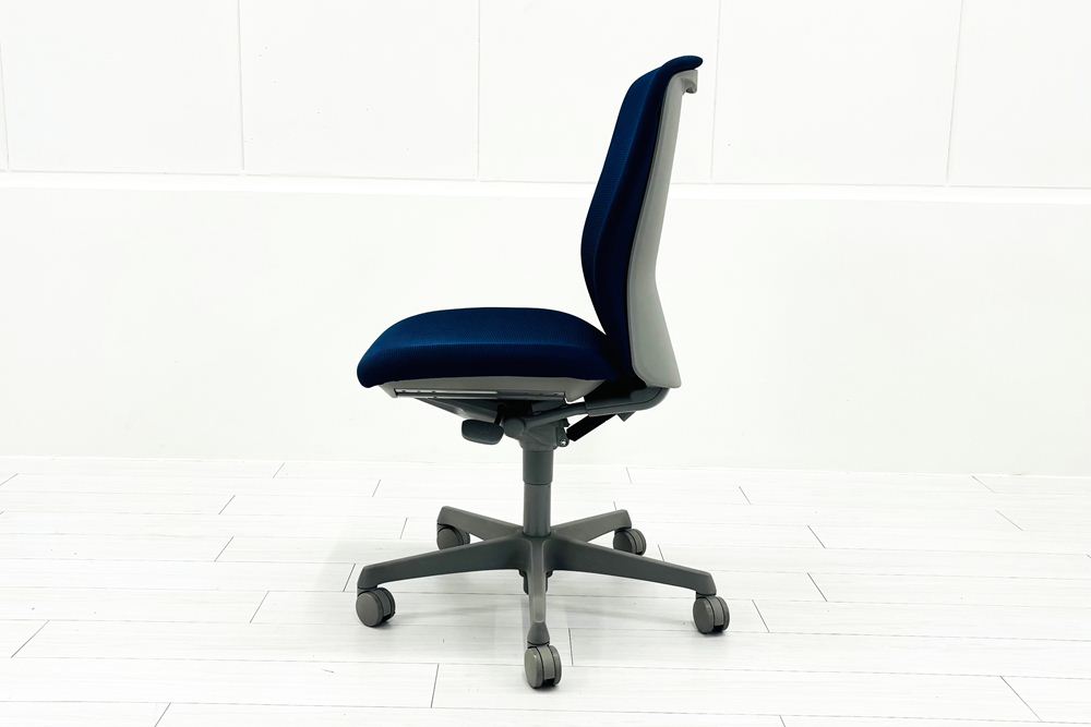 中古 オカムラ チェア sulato(スラート)シリーズ ハイバック 肘無 中古オフィス家具 ミディアムブルーの画像