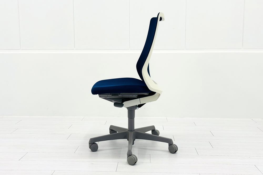 フルーエントチェア 2018年製 中古 オカムラ Fluent 中古オフィス家具 オフィスチェア クッション ハイバック 肘無 ミディアムブルーの画像