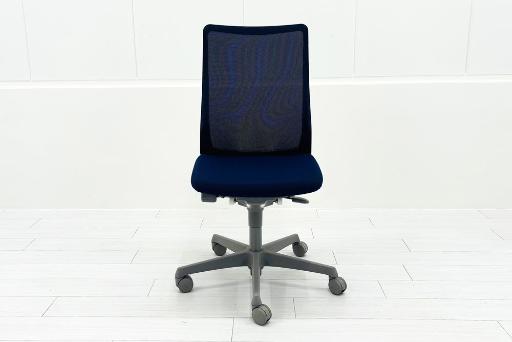フルーエントチェア 2018年製 中古 オカムラ Fluent 中古オフィス家具 オフィスチェア クッション ハイバック 肘無 ミディアムブルーの画像