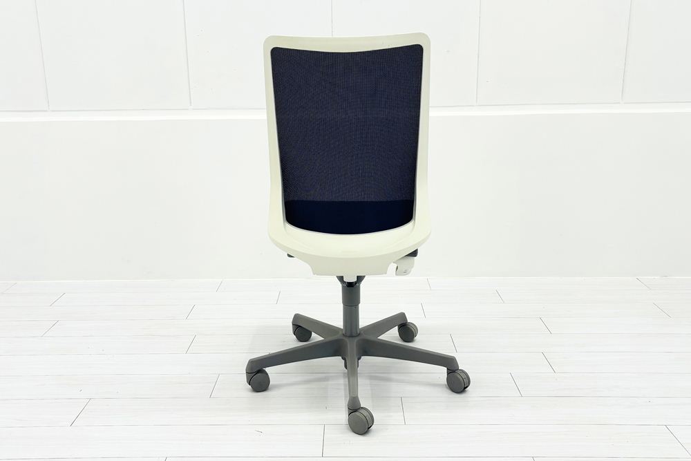 フルーエントチェア 2018年製 中古 オカムラ Fluent 中古オフィス家具 オフィスチェア クッション ハイバック 肘無 ミディアムブルーの画像