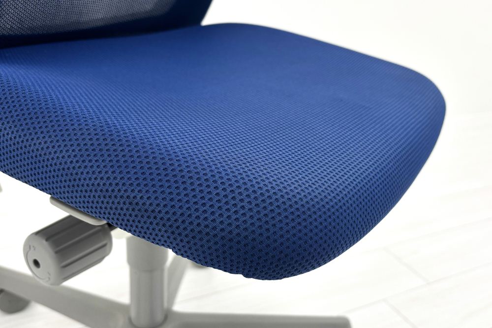 フルーエントチェア 2018年製 中古 オカムラ Fluent 中古オフィス家具 オフィスチェア クッション ハイバック 肘無 ミディアムブルーの画像