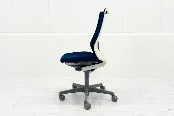 フルーエントチェア 2018年製 中古 オカムラ Fluent 中古オフィス家具 オフィスチェア クッション ハイバック 肘無 ミディアムブルーの画像