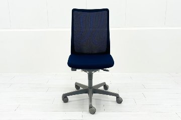 フルーエントチェア 2018年製 中古 オカムラ Fluent 中古オフィス家具 オフィスチェア クッション ハイバック 肘無 ミディアムブルーの画像