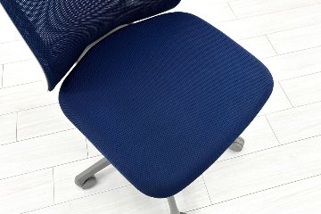 フルーエントチェア 2018年製 中古 オカムラ Fluent 中古オフィス家具 オフィスチェア クッション ハイバック 肘無 ミディアムブルーの画像