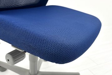 フルーエントチェア 2018年製 中古 オカムラ Fluent 中古オフィス家具 オフィスチェア クッション ハイバック 肘無 ミディアムブルーの画像