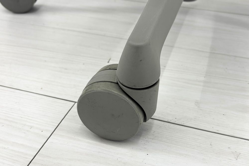 フルーエントチェア 2018年製 中古 オカムラ Fluent 中古オフィス家具 オフィスチェア クッション ハイバック 肘無 ミディアムブルーの画像