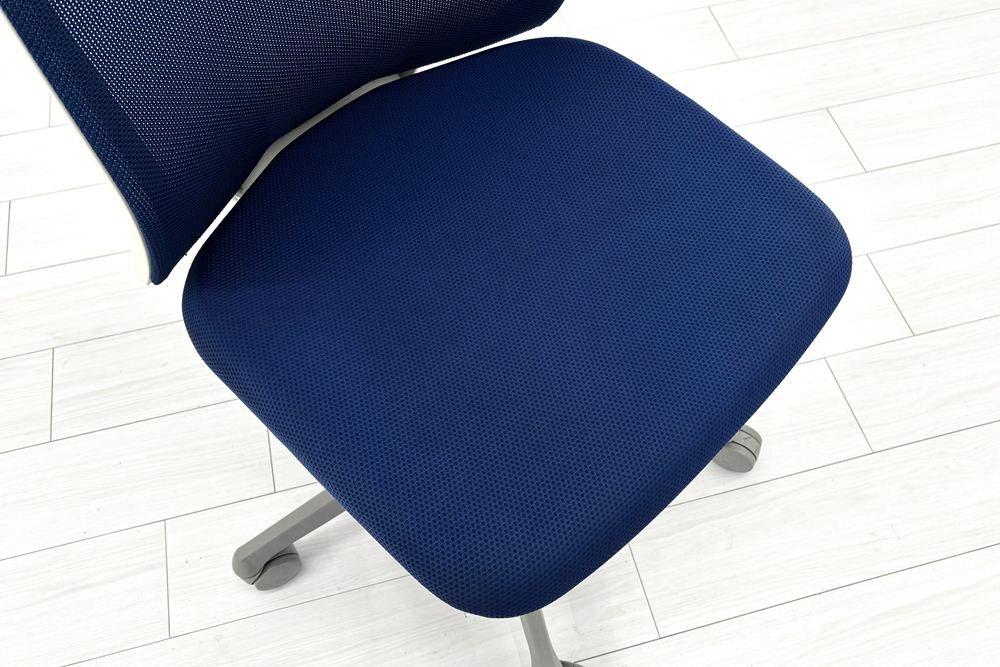フルーエントチェア 2018年製 中古 オカムラ Fluent 中古オフィス家具 オフィスチェア クッション ハイバック 肘無 ミディアムブルーの画像
