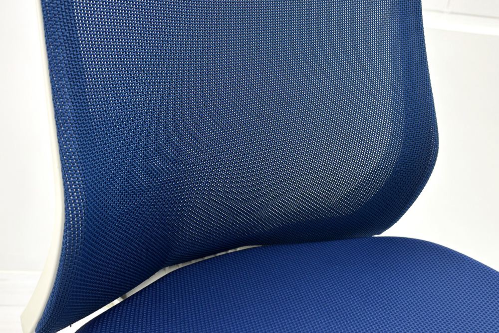 フルーエントチェア 2018年製 中古 オカムラ Fluent 中古オフィス家具 オフィスチェア クッション ハイバック 肘無 ミディアムブルーの画像
