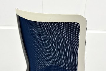フルーエントチェア 2018年製 中古 オカムラ Fluent 中古オフィス家具 オフィスチェア クッション ハイバック 肘無 ミディアムブルーの画像