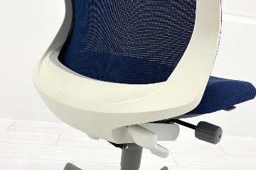 フルーエントチェア 2018年製 中古 オカムラ Fluent 中古オフィス家具 オフィスチェア クッション ハイバック 肘無 ミディアムブルーの画像