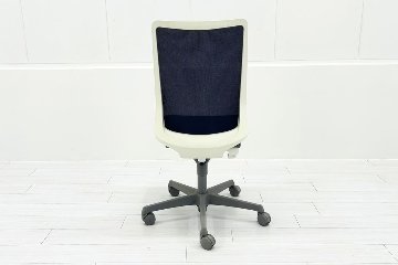 フルーエントチェア 2018年製 中古 オカムラ Fluent 中古オフィス家具 オフィスチェア クッション ハイバック 肘無 ミディアムブルーの画像