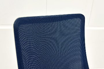 フルーエントチェア 2018年製 中古 オカムラ Fluent 中古オフィス家具 オフィスチェア クッション ハイバック 肘無 ミディアムブルーの画像