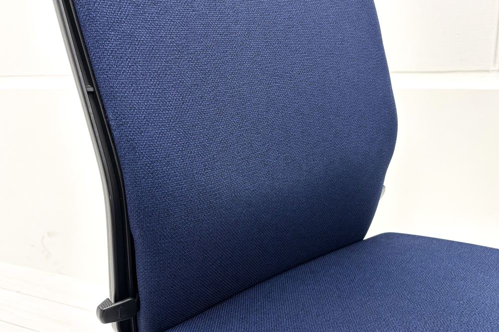 オカムラ 中古 チェア 2016年製 エスクード ESCUDO(エスクード)シリーズ 中古オフィス家具 肘無 ハイバック ブルーの画像