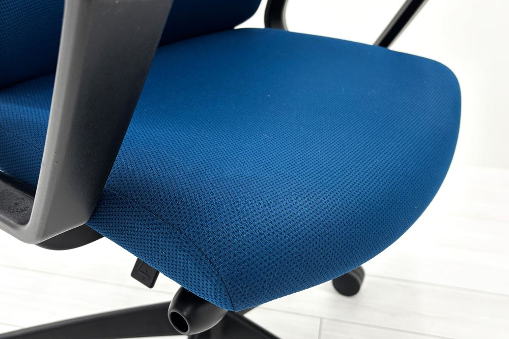 コクヨ ウィザードチェア 中古 2022年製 リング肘 ウィザード3 ローバック 中古オフィス家具 KOKUYO Wizard ブルーの画像