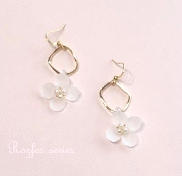 白いお花のリングピアス(イヤリング)＊の画像