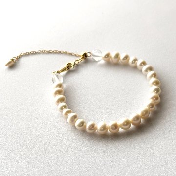 淡水パールと天然水晶の上品なブレスレット｜大人の女性のための天然石ジュエリーの画像