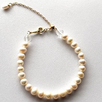 淡水パールと天然水晶の上品なブレスレット｜大人の女性のための天然石ジュエリーの画像