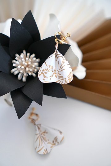 和紙の花びらピアス＆イヤリング（両耳用）｜MICOHANA by SuperFlowerの画像