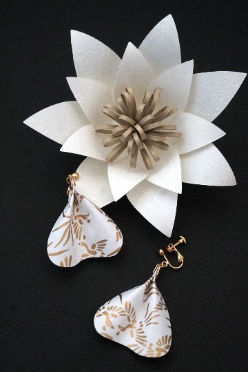 和紙の花びらピアス＆イヤリング（両耳用）｜MICOHANA by SuperFlowerの画像
