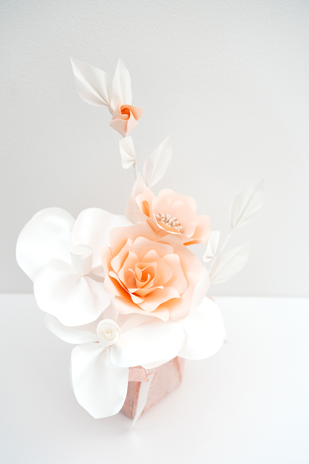 華 -HANA-｜胡蝶蘭と薔薇が織りなす優美なアレンジの画像