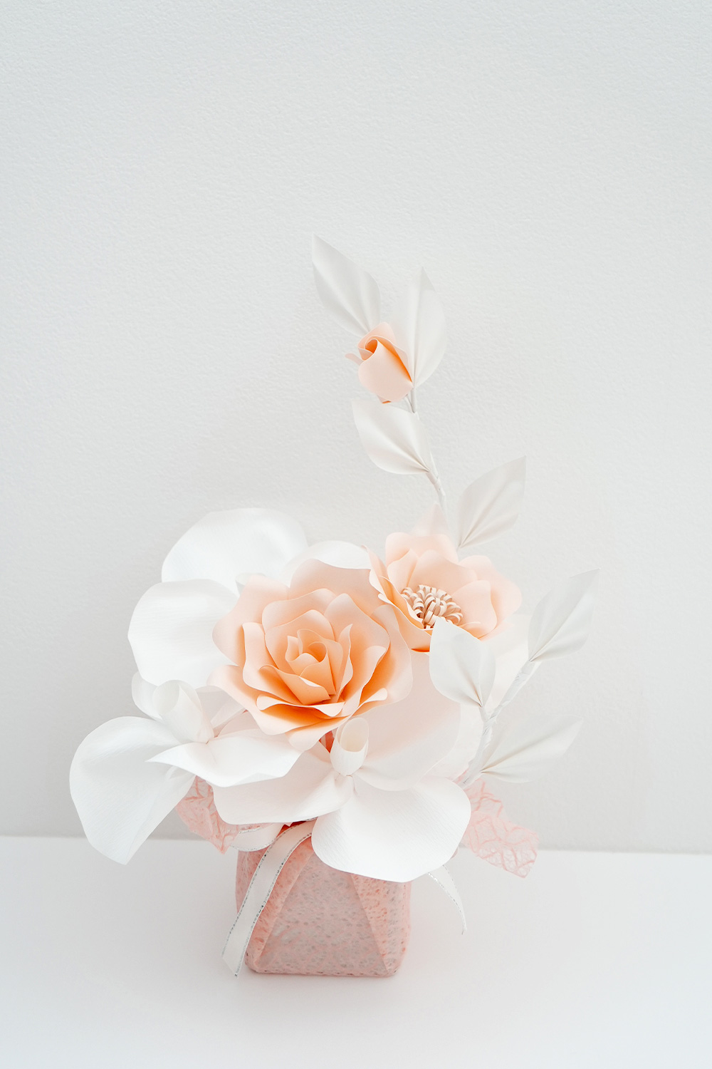 華 -HANA-｜胡蝶蘭と薔薇が織りなす優美なアレンジの画像