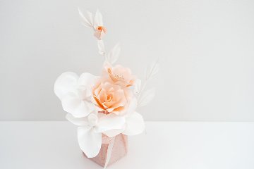 華 -HANA-｜胡蝶蘭と薔薇が織りなす優美なアレンジの画像