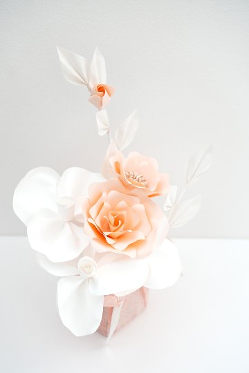 華 -HANA-｜胡蝶蘭と薔薇が織りなす優美なアレンジの画像