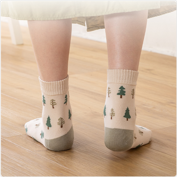 かかとツルツル靴下（クローバー柄・リーフ柄・ツリー柄）の画像