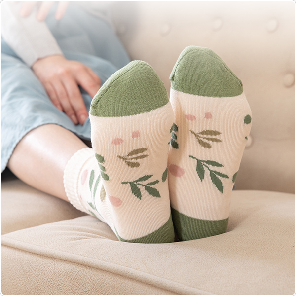 かかとツルツル靴下（クローバー柄・リーフ柄・ツリー柄）の画像