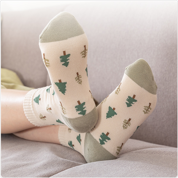 かかとツルツル靴下（クローバー柄・リーフ柄・ツリー柄）の画像