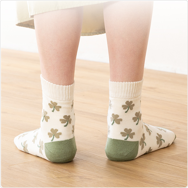 かかとツルツル靴下（クローバー柄・リーフ柄・ツリー柄）の画像