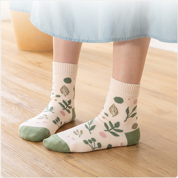 かかとツルツル靴下（クローバー柄・リーフ柄・ツリー柄）の画像