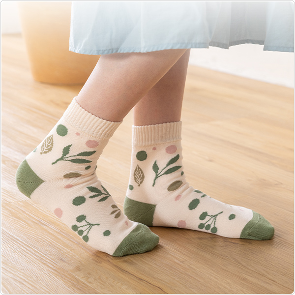 かかとツルツル靴下（クローバー柄・リーフ柄・ツリー柄）の画像