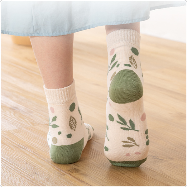 かかとツルツル靴下（クローバー柄・リーフ柄・ツリー柄）の画像