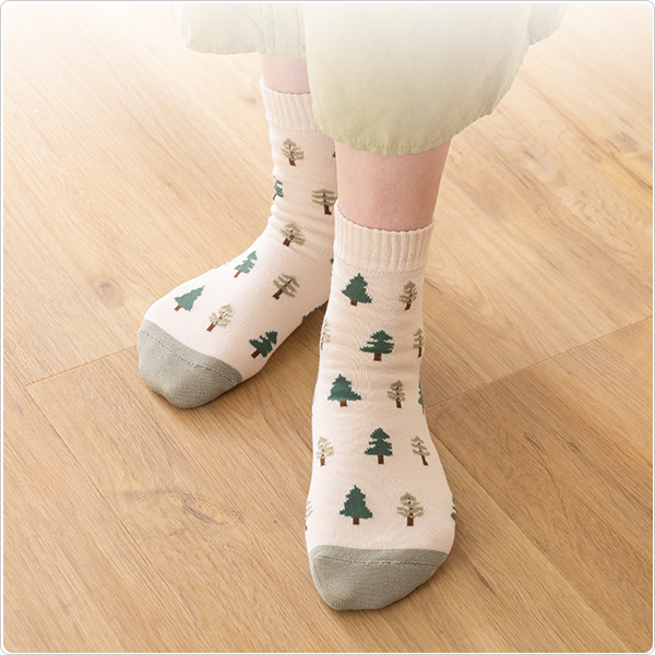 かかとツルツル靴下（クローバー柄・リーフ柄・ツリー柄）の画像