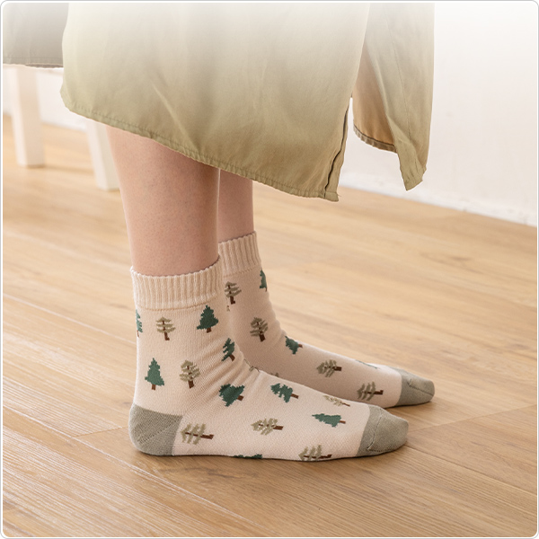 かかとツルツル靴下（クローバー柄・リーフ柄・ツリー柄）の画像