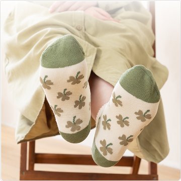かかとツルツル靴下（クローバー柄・リーフ柄・ツリー柄）の画像