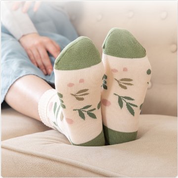 かかとツルツル靴下（クローバー柄・リーフ柄・ツリー柄）の画像