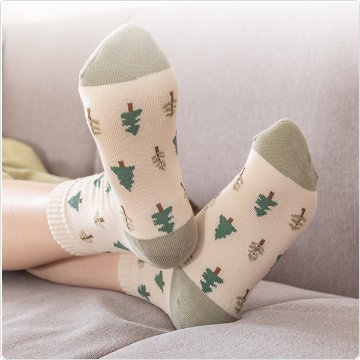 かかとツルツル靴下（クローバー柄・リーフ柄・ツリー柄）の画像