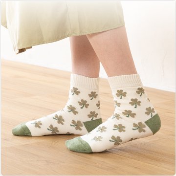 かかとツルツル靴下（クローバー柄・リーフ柄・ツリー柄）の画像