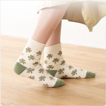 かかとツルツル靴下（クローバー柄・リーフ柄・ツリー柄）の画像